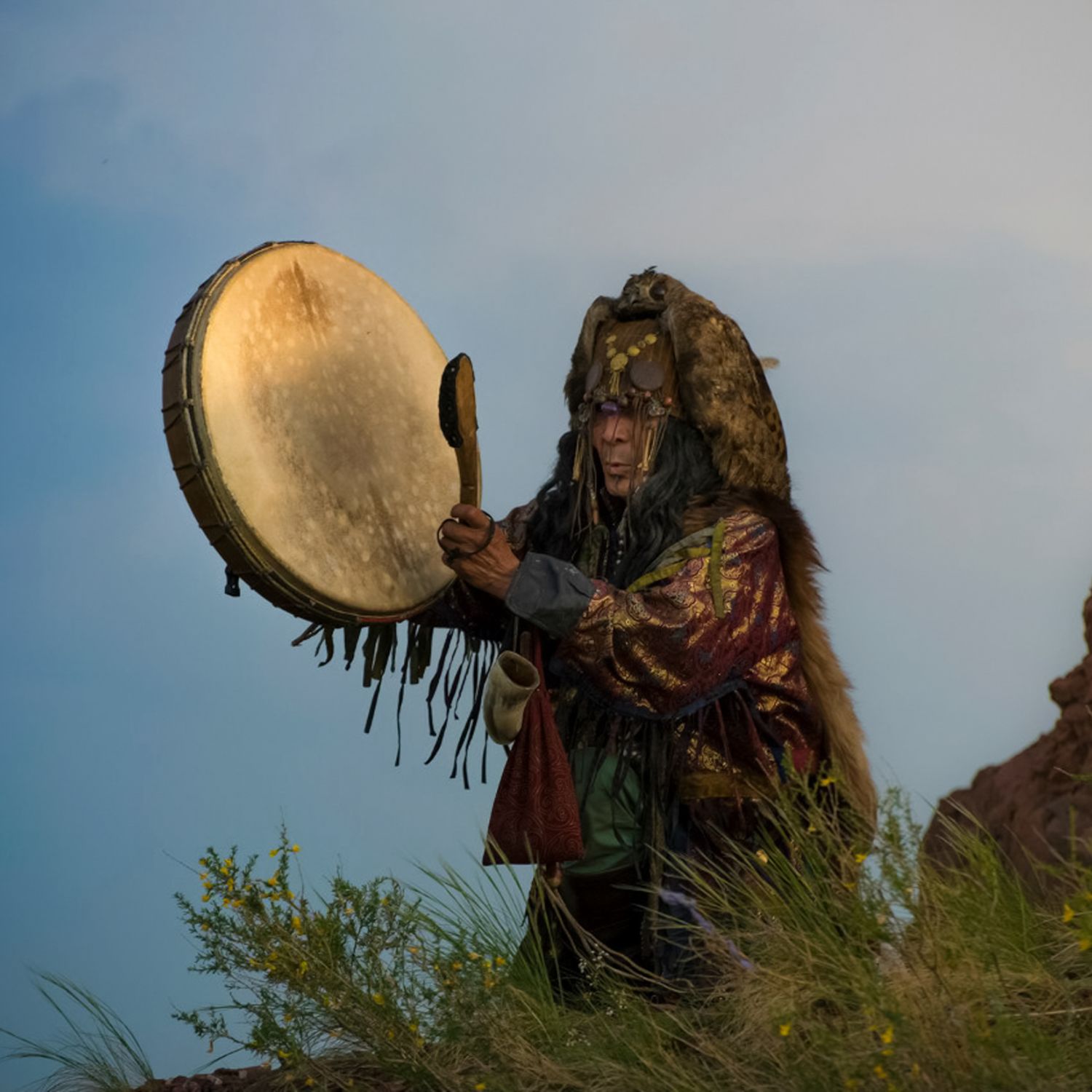 Chaman traditionnel jouant du tambour pendant une cérémonie spirituelle