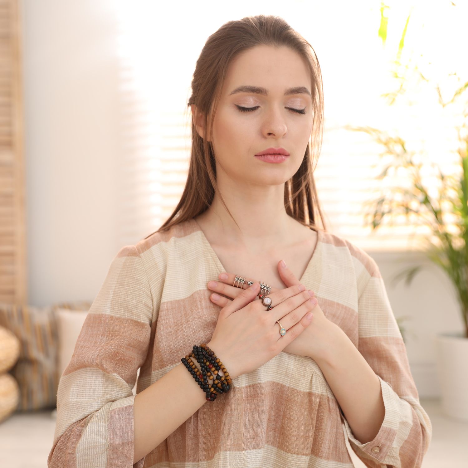 Femme les mains sur son cœur, en pleine méditation pour une guérison spirituelle