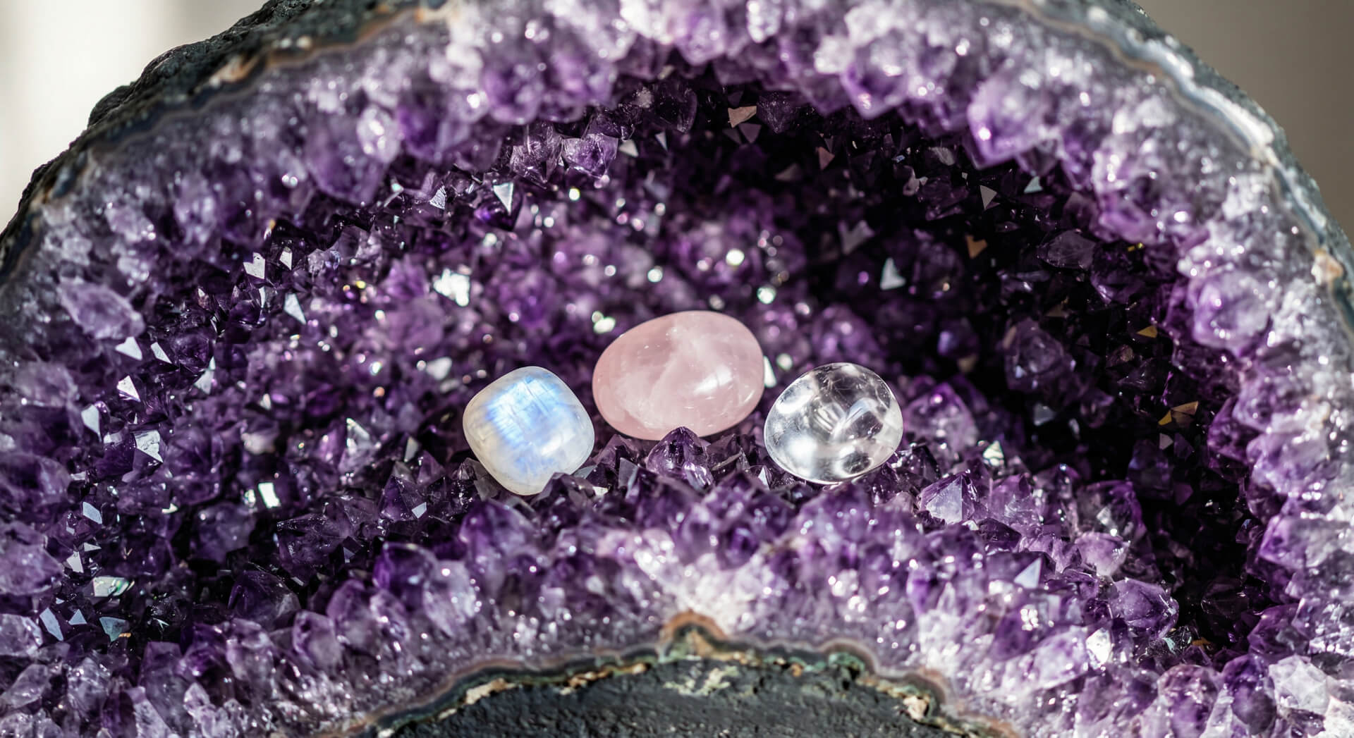 Rechargement pierres lithotherapie geode amethyste amas de quartz